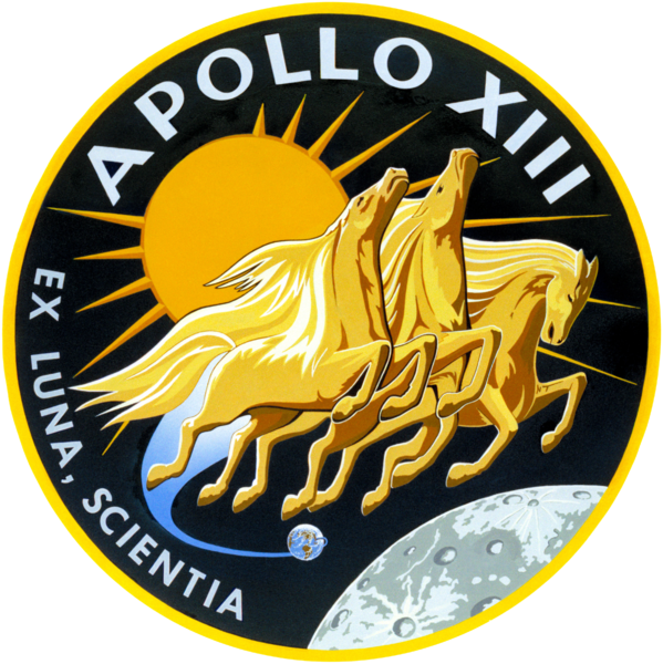 O emblema da missão da Apollo 13 mostra Apolo, o deus grego do Sol, com três cavalos puxando sua carruagem sobre a Lua, com a Terra à distância. O lema da missão, Ex luna, scientia, foi criado por Lovell e significa "Da Lua, ciência" (Imagem: NASA)
