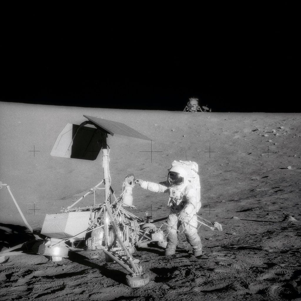 O comandante Pete Conrad examina o módulo Surveyor 3 na Lua (Foto: NASA)