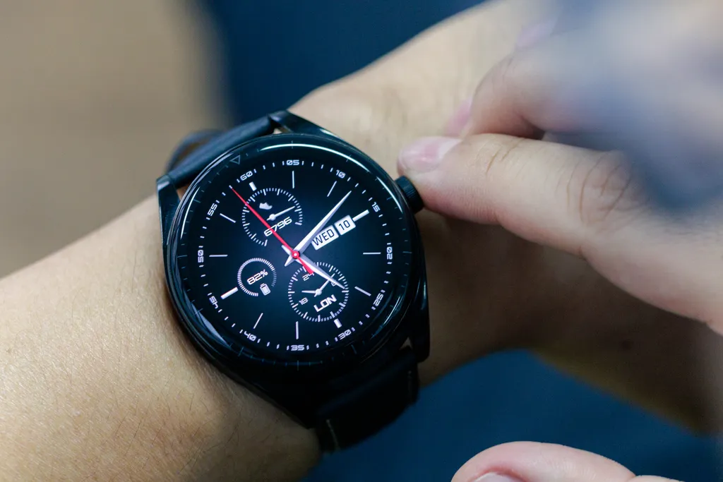 O Huawei Watch Buds é um dos produtos mais legais que eu já testei. (Imagem: Ivo Meneghel/Canaltech)