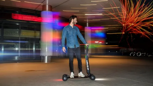 Audi revela novo conceito que mistura patinete elétrico com skate