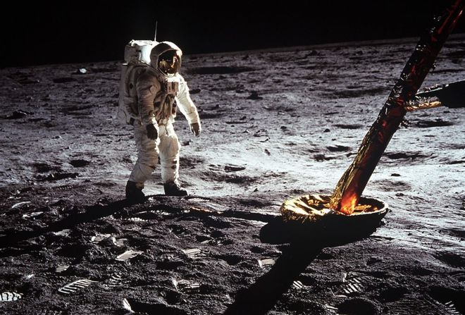 Caminhada na Lua deixa várias pegadas dos astronautas e também suja os trajes espaciais (Foto: NASA)