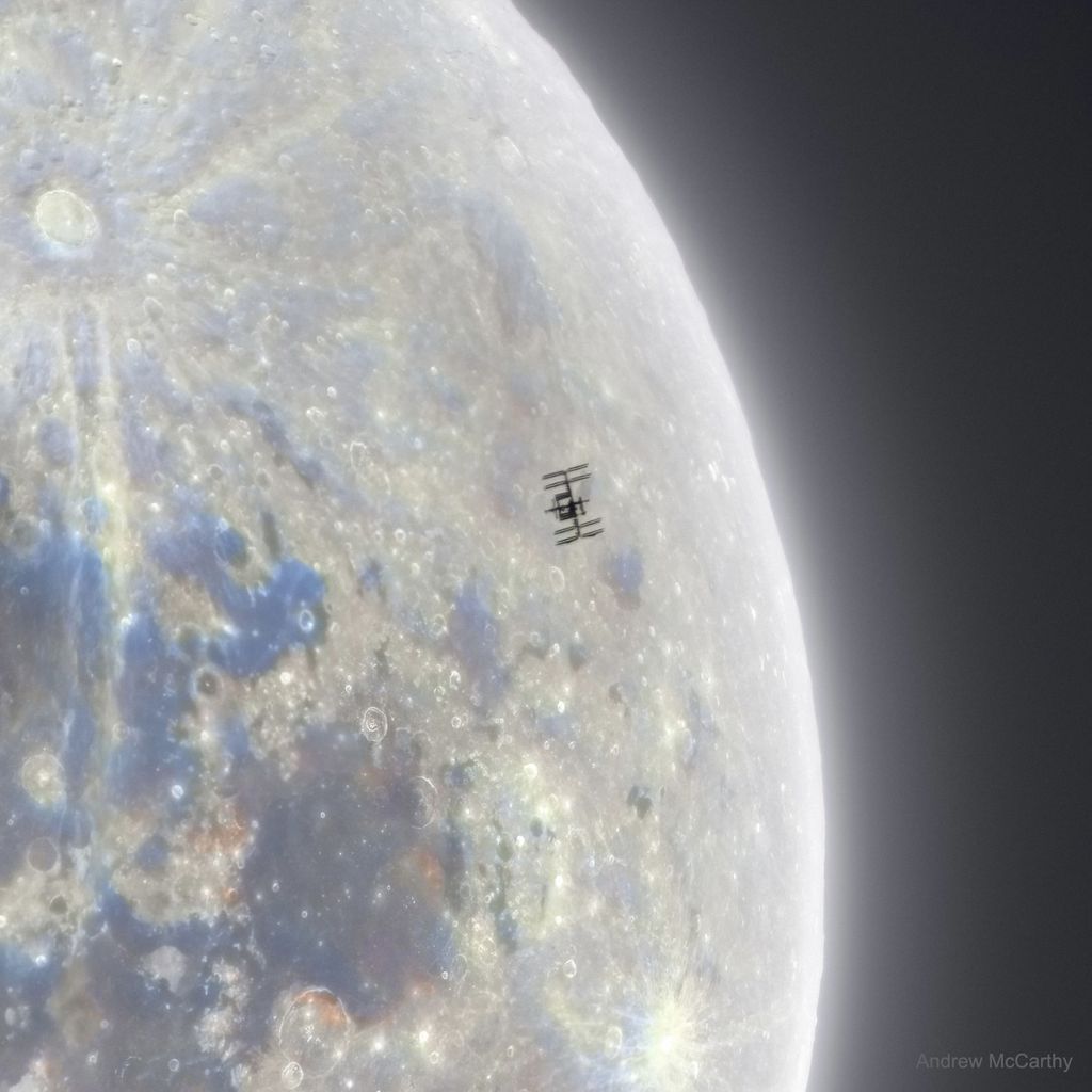 Estação Espacial Internacional passando pela Lua (Imagem: Reprodução/Andrew McCarthy)