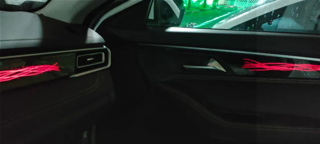 Luzes em LED no painel dianteiro e nas portas do carro podem ser configuradas em várias cores (Imagem: Paulo Amaral/Canaltech)