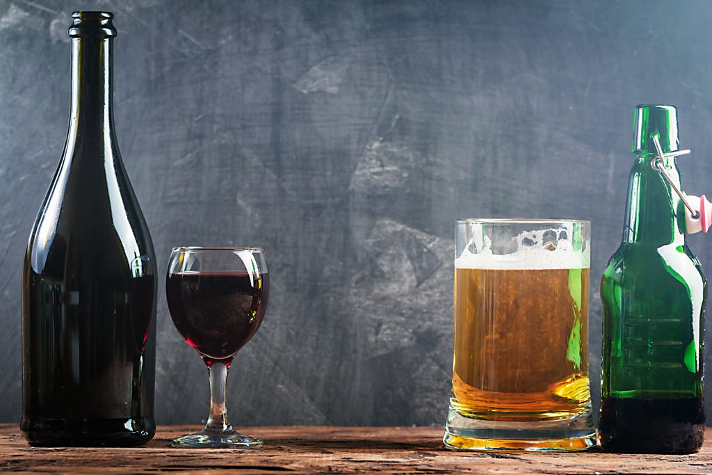 Vinho reduz risco de contrair covid-19, enquanto cerveja aumenta (Imagem: ipolly80/envato)