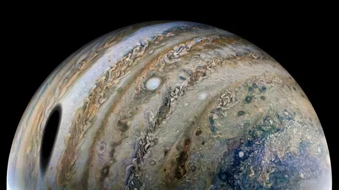 Sombra de Ganimedes projetada em Júpiter (Imagem: Reprodução/NASA/JPL-Caltech/SwRI/MSSS/Thomas Thomopoulos)