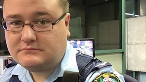 Policial encontra smartphone perdido, tira selfie e posta no Facebook da usuária