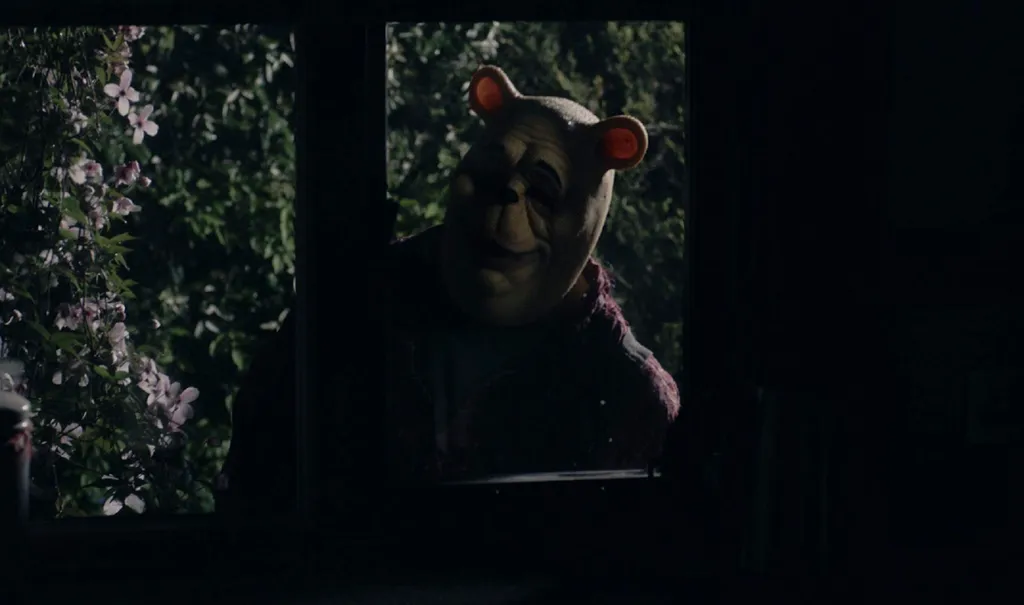 O Ursinho Pooh deixa a fofura de lado para se tornar um assassino em massa. (Imagem:Reprodução/Jagged Edge Productions)