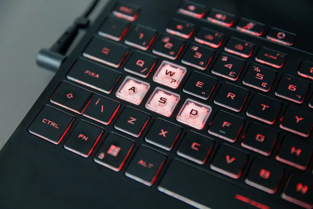 O teclado do TUF Gaming F15 destaca as teclas WASD (Imagem: Ivo Meneghel/Canaltech)