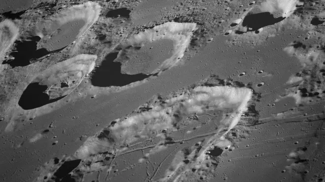 Crateras lunares fotografadas durante a missão Apollo 8 (Imagem: Reprodução/NASA/JSC)