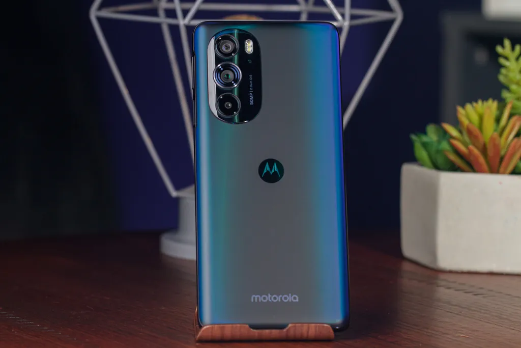 O Motorola Edge 30 Pro chega ao Brasil e ao mercado global se posicionando como o dispositivo mais poderoso da empresa, com Snapdragon 8 Gen 1, 12 GB de RAM e recarga de 68 W (Imagem: Ivo Meneghel Jr/Canaltech)