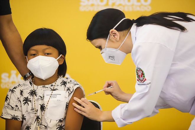 Criança indígena é a primeira imunizada da sua faixa etária contra a covid-19 no Brasil (Imagem: Reprodução/Governo de São Paulo)