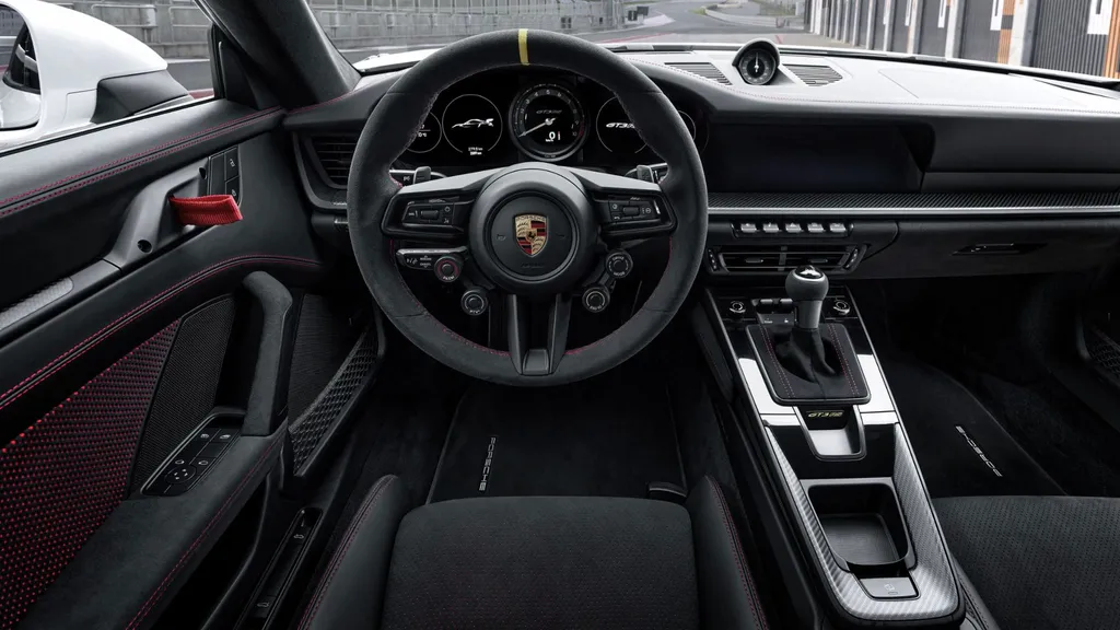 Interior do 911 GT3 RS é luxuoso e esportivo (Imagem: Divulgação/ Porsche)