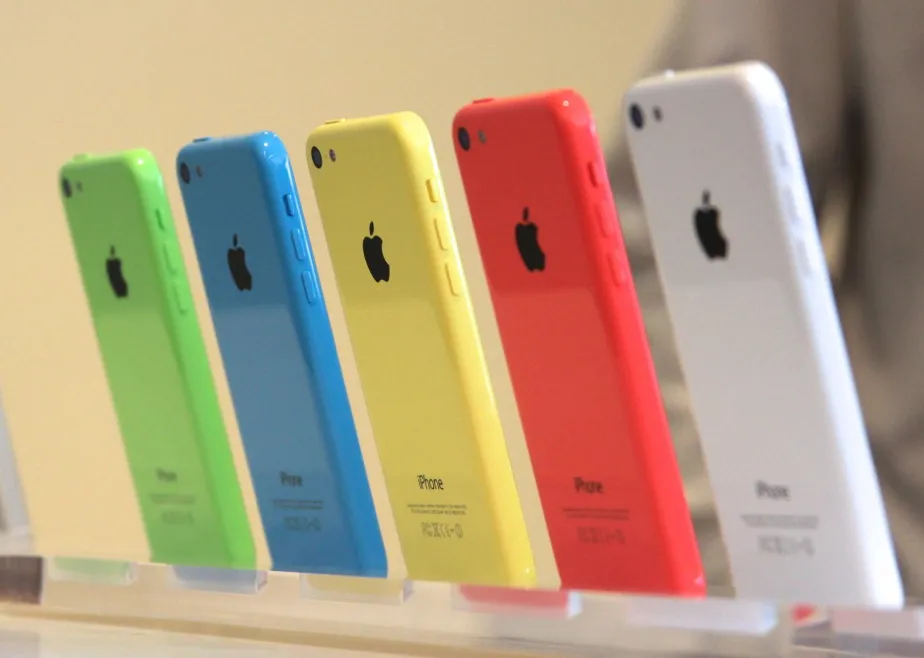 iPhone 5c tinha preço mais acessível e construção em policarbonato (Imagem: Patrícia Bueno)