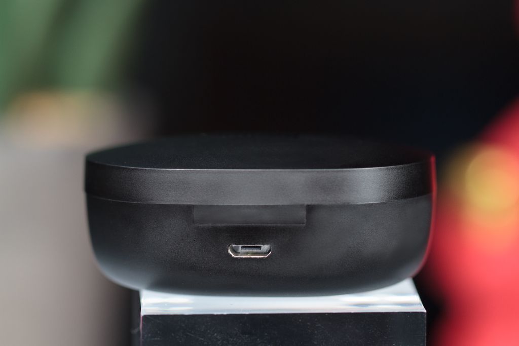 O estojo dos Redmi AirDots tem entrada micro USB (Imagem: Ivo/Canaltech)