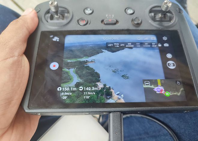 Imagem de drone em controle