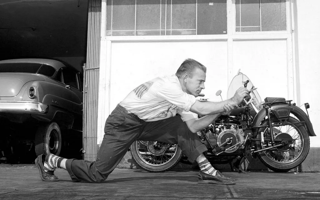 Von Dutch em ação: mecânico também era mestre em customização de carros e motos (Imagem: Reprodução/Customrama)