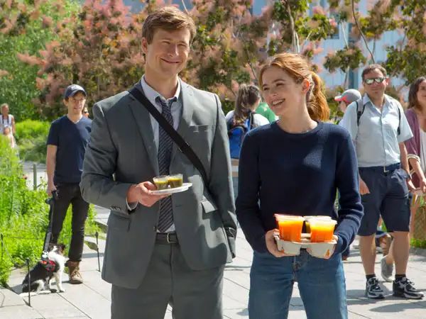 Glen Powell e Zoey Deutch em cena do filme Plano Imperfeito