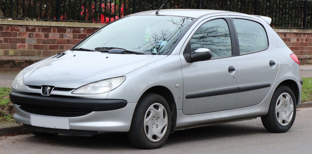 Peugeot 206 é encontrado em boas opções para quem não tem muito orçamento, mas quer um bom carro (Imagem: Vauxford/Wikipedia/CC)