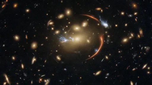 Hubble observa supernova "multiplicada" graças a efeito de lente gravitacional