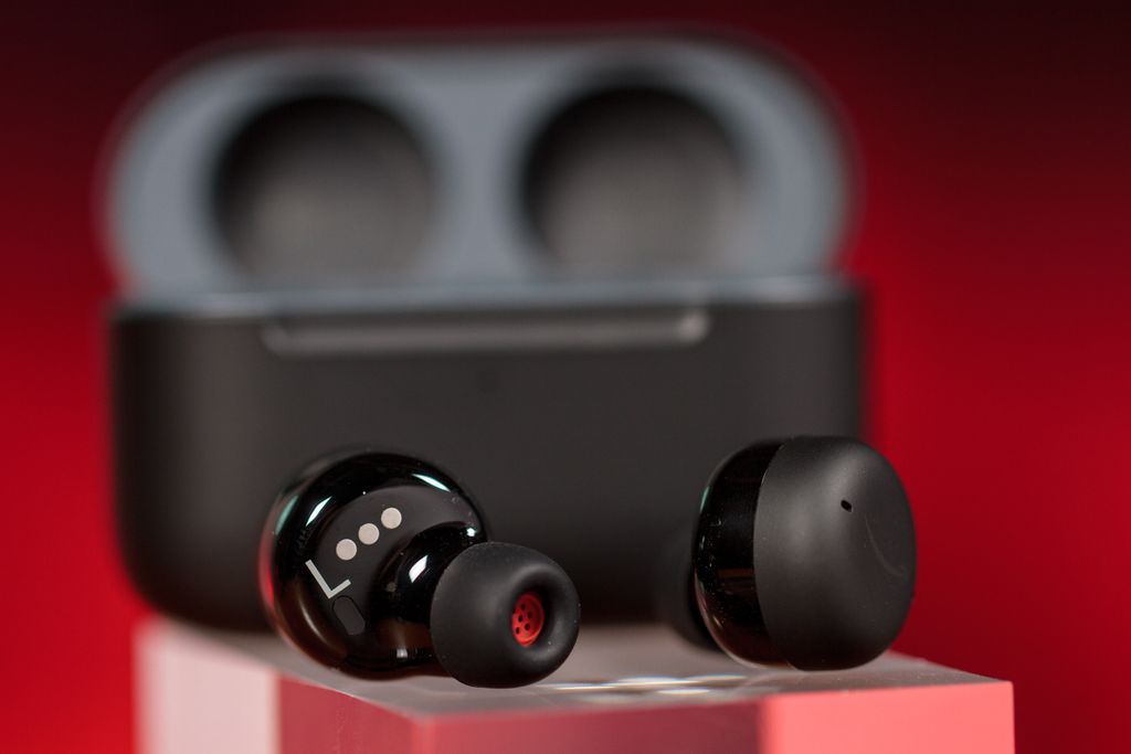 Echo Buds é o par de fones de ouvido oficial da Amazon com Alexa integrada (Imagem: Ivo Meneghel Jr/Canaltech)