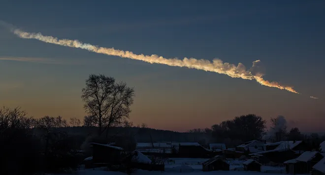 Rastro do meteoro de Chelyabinsk, que explodiu sobre a Rússia em 2013, e era um asteroide tipo Apollo. (Imagem: Alex Alishevskikh/Wikimedia Commons)