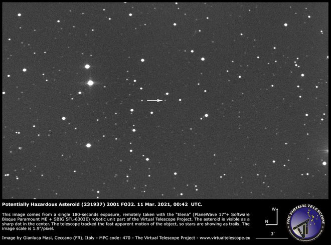 O asteroide está destacado com uma seta na imagem acima (Imagem: Reprodução/The Virtual Telescope Project)