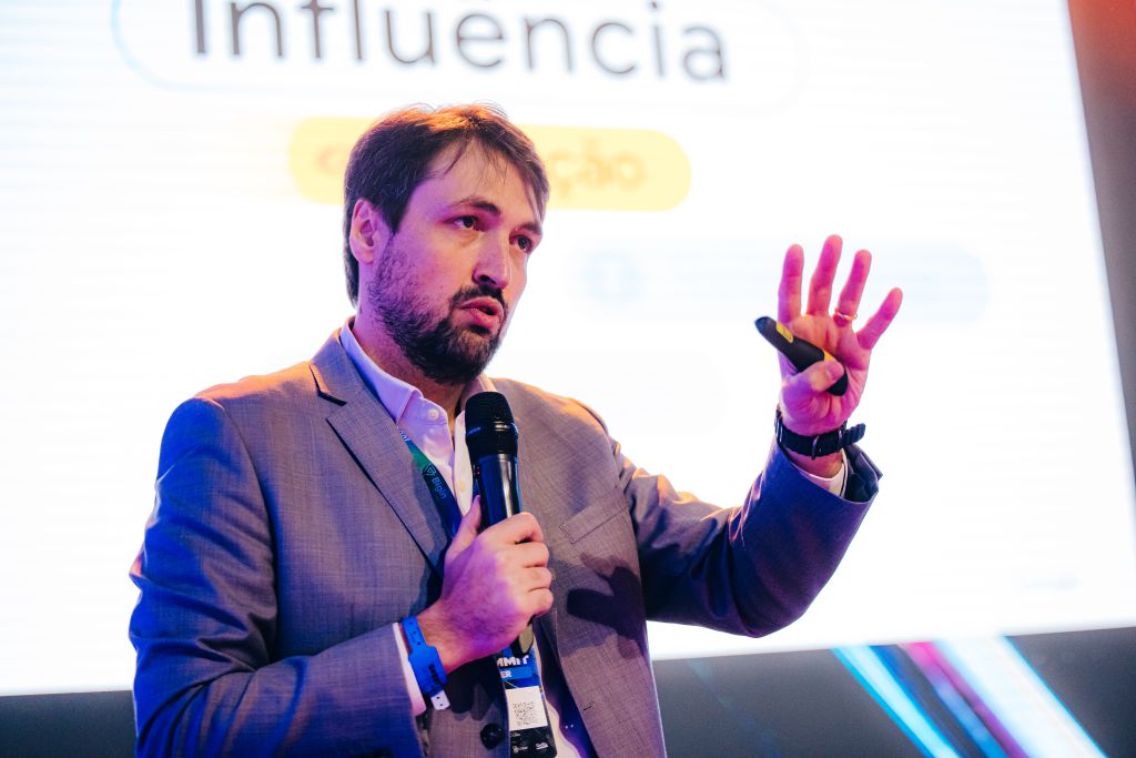 Palestrante Artur Borges no palco do CRM Zummit