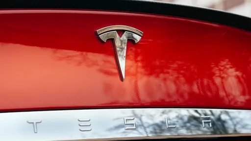 Ex-funcionário admite roubo de código do piloto automático de carros da Tesla