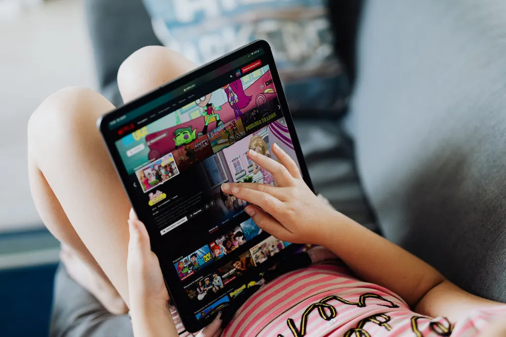 Assinantes podem assistir à Netflix em Smart TVs, smartphones, tablets ou computador
