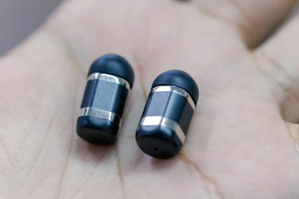 Os fones de ouvido que acompanham o Watch Buds são muito pequenos e leves. (Imagem: Ivo Meneghel/Canaltech)