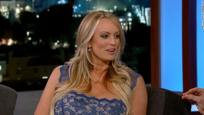 A ex-atriz pornô Stormy Daniels foi apontada como amante do atual presidente dos Estados Unidos, Donald Trump. Por causa da nova popularidade, seu nome foi um dos mais procurados nas plataformas de filmes adultos (Imagem: Reprodução/Jimmy Kimmel Live!)