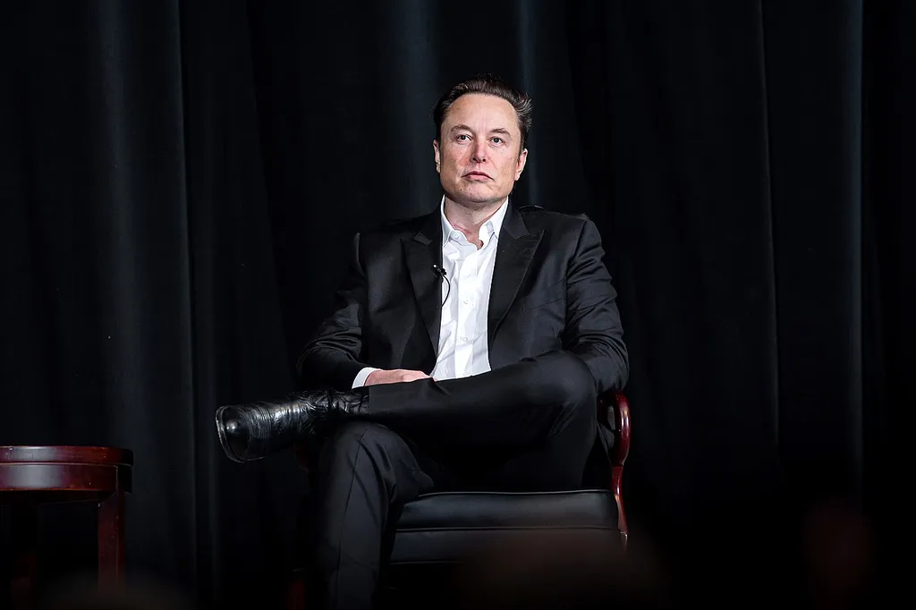 Acionistas da Tesla estão pressionando Musk para deixar o cargo de CEO do Twitter e, assim, voltar a se dedicar à montadora. (Imagem: Reprodução/ U.S. Air Force/Trevor Cokley)