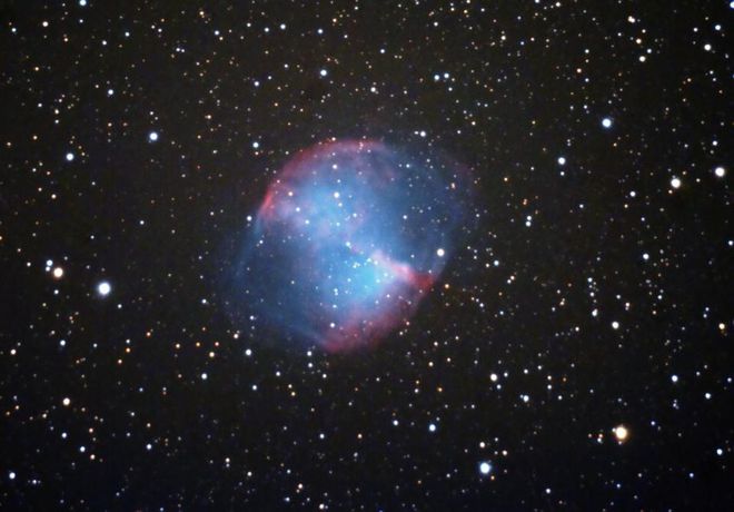 A Nebulosa Dumbell foi a primeira nebulosa planetária descoberta (Imagem: Reprodução/MIKE DURKIN; MADMIKED/FLICKR/Starts With a Bang)