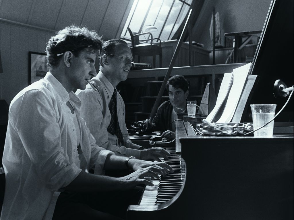 Bernstein ensaiando nos bastidores (Imagem: Divulgação/Netflix)