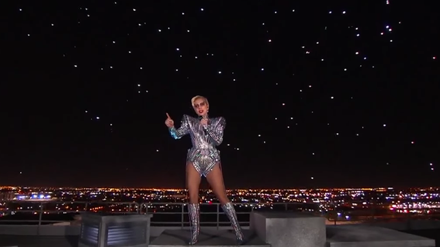 Lady Gaga usou 300 drones da Intel para iluminar show no Super Bowl