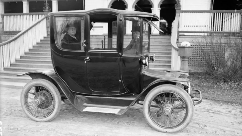Oliver P. Fritchle vendeu 200 unidades de seu carro elétrico (Imagem: Reprodução/Denver Public Library)