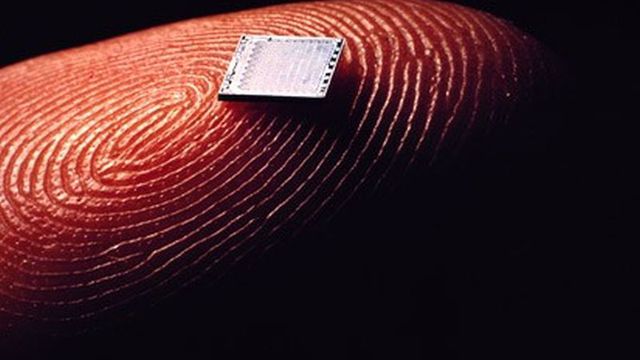 Empresa vai começar a implantar microchips em seus funcionários