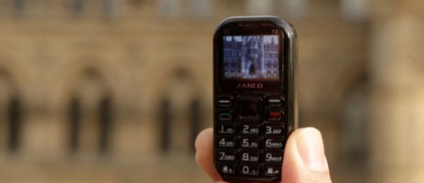 Para um aparelho tão pequeno, o smartphone até conta com algumas funcionalidades de gente grande, como câmera para fotos e vídeos, conexão bluetooth, 2G, 3G e bateria de longa duração (Imagem: Divulgação/Zanco/Zini Mobiles)