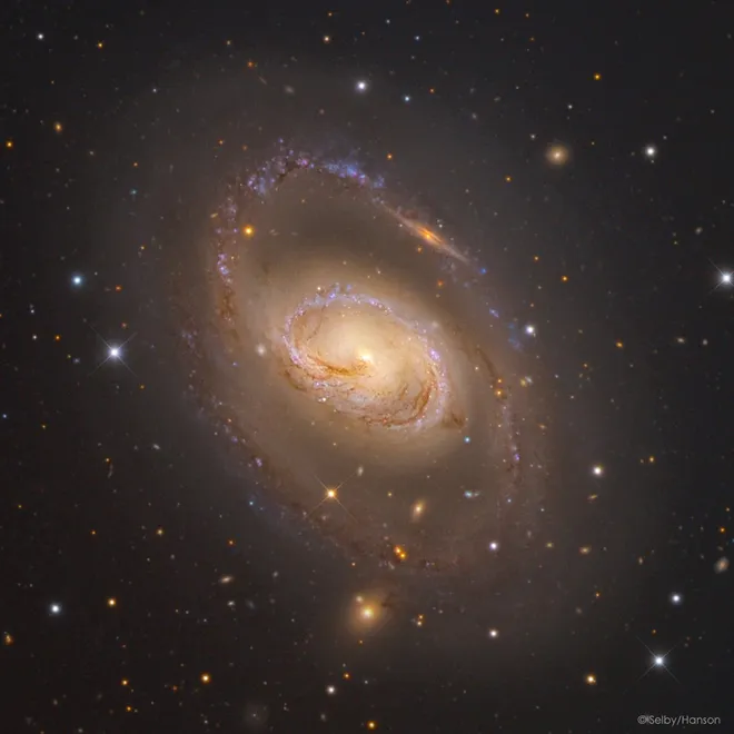 Galáxia Messier 96, do tipo espiral, junto de outras galáxias ao fundo (Imagem: Reprodução/Mark Hanson and Mike Selby)