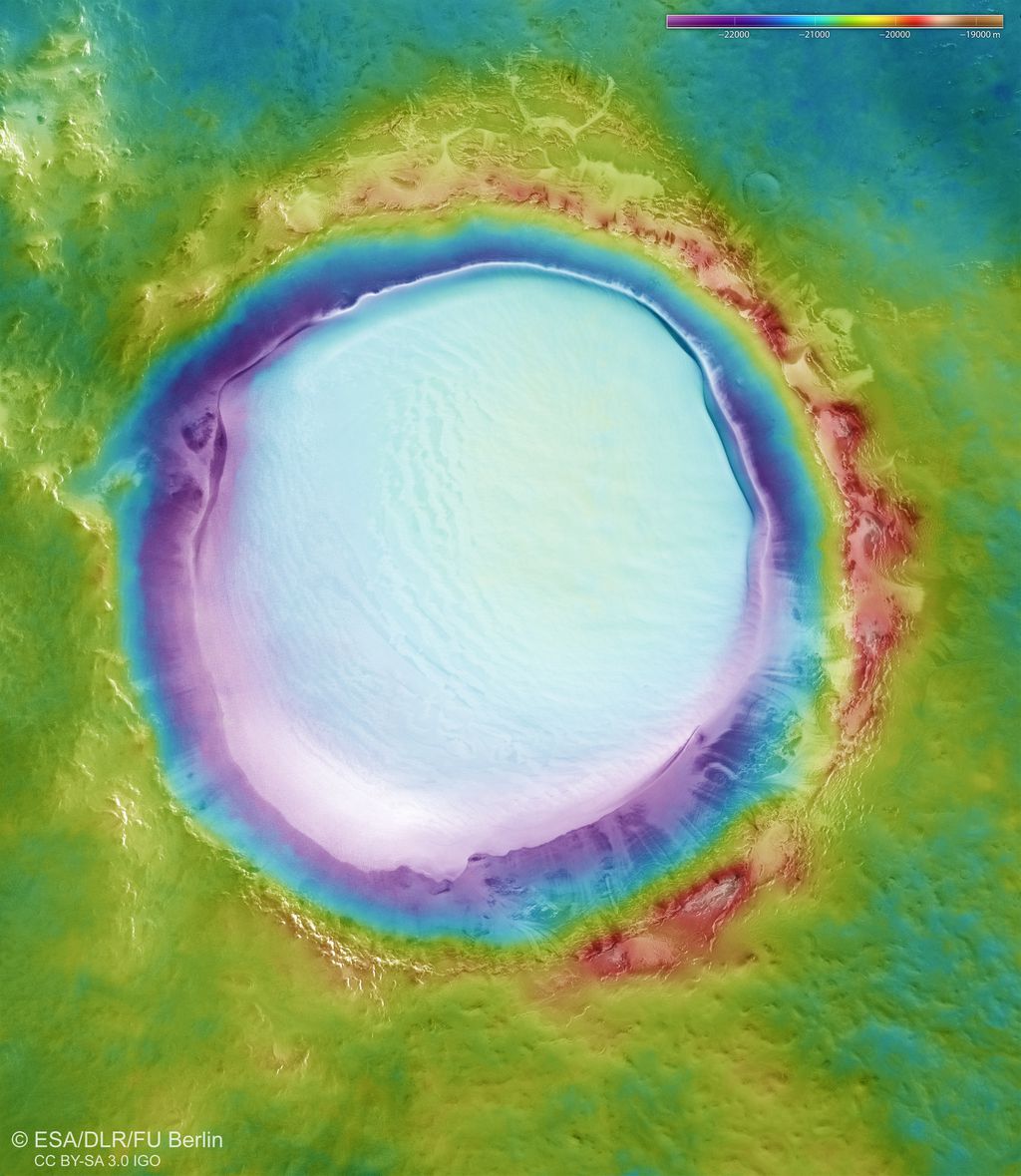 As cores mostram as alturas relativas do terreno dentro e ao redor da cratera de Korolev. Em azul e roxo estão as partes mais baixas, enquanto as regiões de maior altitude aparecem em branco, marrom e vermelho (Foto: ESA)