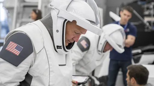 NASA começa a testar trajes espaciais desenvolvidos pela SpaceX