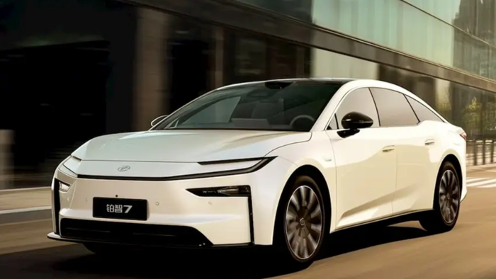 Novo sedan elétrico da Toyota custa menos que Corolla flex e tem vendas absurdas