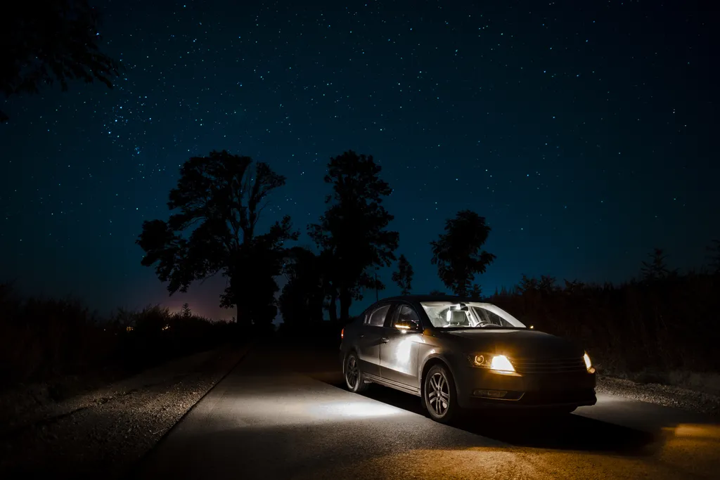 Dirigir à noite sem as placas estarem iluminadas também dá multa (Imagem: Freepik/CC)