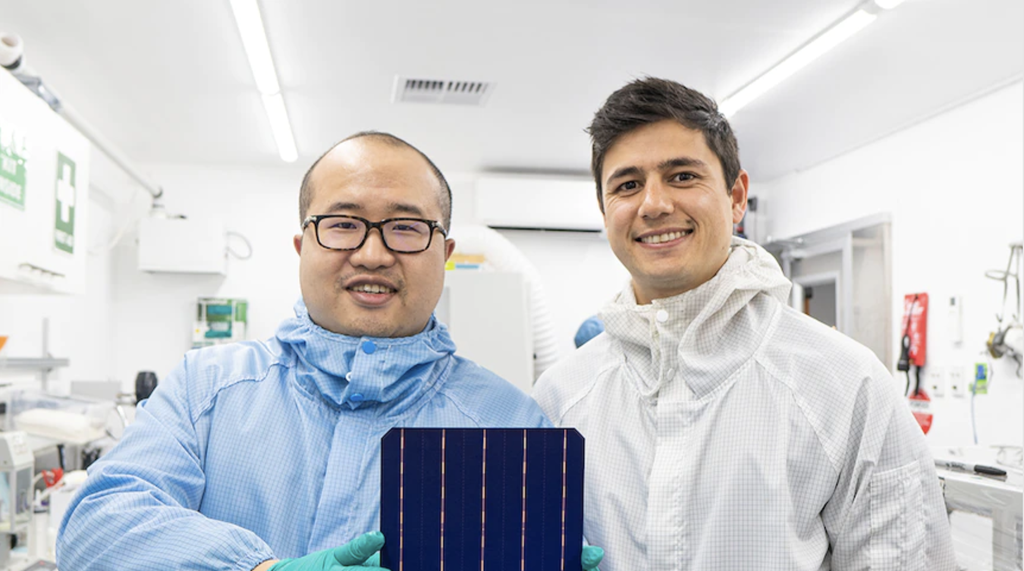 David Hu e Vince Allen com a célula solar fabricada com cobre (Imagem: Reprodução/SunDrive)