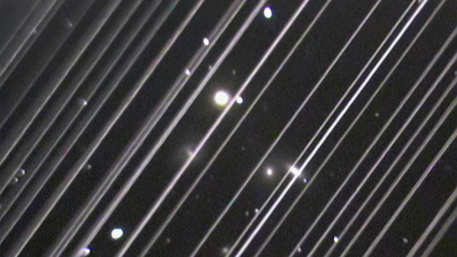 Rastro luminoso de constelação de satélites Starlink aparecendo em observação astronômica (Imagem: Reprodução/Victoria Girgis/Lowell Observatory)
