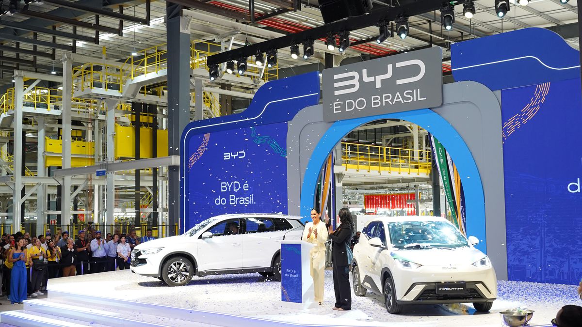 BYD inaugura fábrica na Bahia e mostra primeiros carros produzidos no Brasil