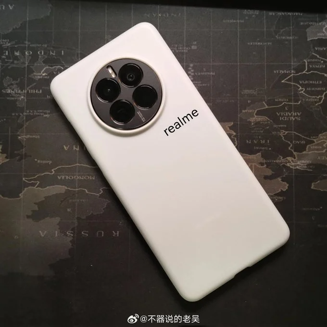 Realme GT 5 Pro terá traseira na cor branca e grande conjunto de quatro câmeras (Imagem: Reprodução/Weibo)