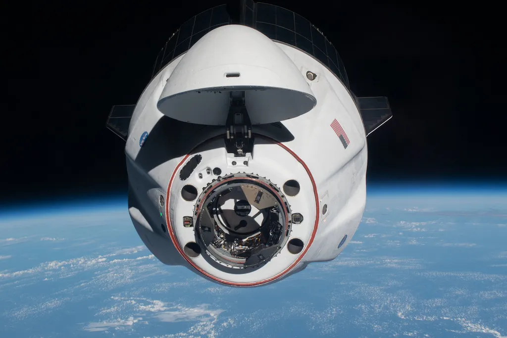 Na primeira viagem da missão, a tripulação passará cinco dias a bordo da Crew Dragon orbitando a Terra (Imagem: Reprodução/NASA)