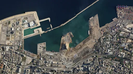 Impressionante! Imagens de satélite mostram antes e depois da explosão no Líbano