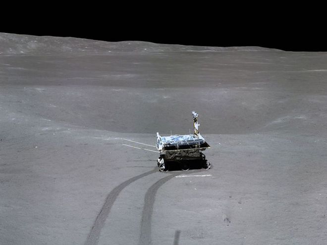 Yutu-2 "desenhando" na paisagem lunar (Foto: CNSA)